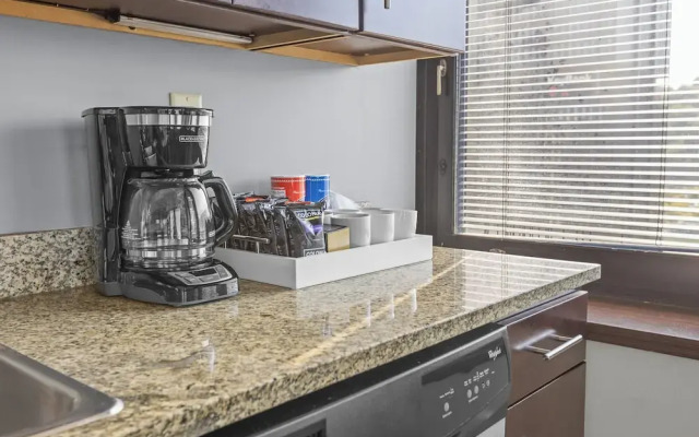 Sleek 2BR Downtown Retreat with Gym