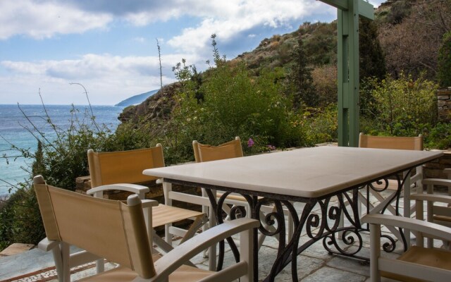 Sun-rock house by the sea by VillaRentalsgr