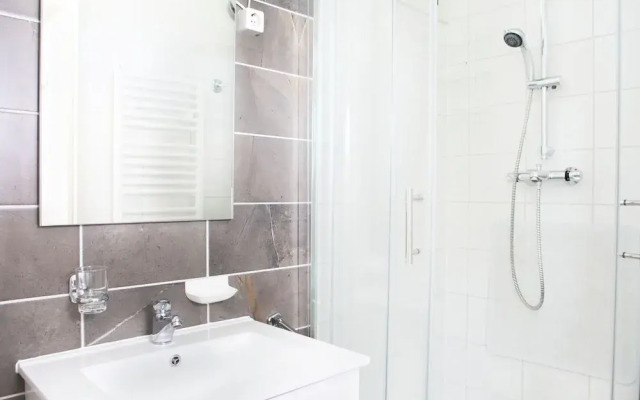 Comfortably Furnished Bungalow on Lake Veere