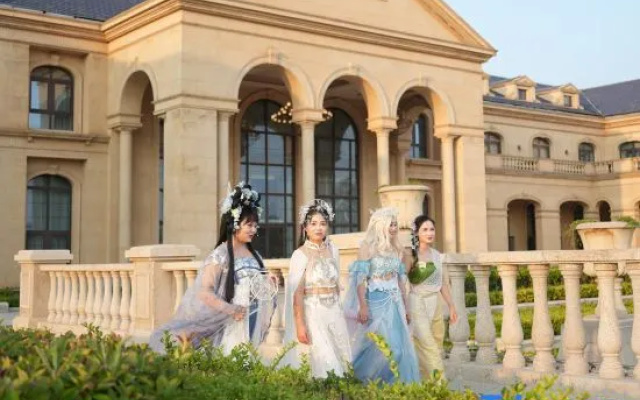 Zhonghong Dream Garden Manor Hotel (Luoyang Dream Garden Flower Sea Park Branch) – People – Luoyang
