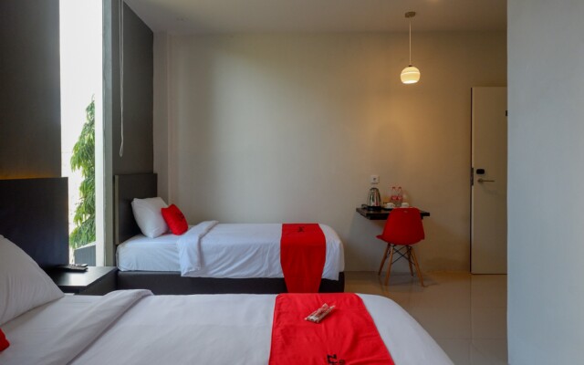 RedDoorz Plus near Solo Baru