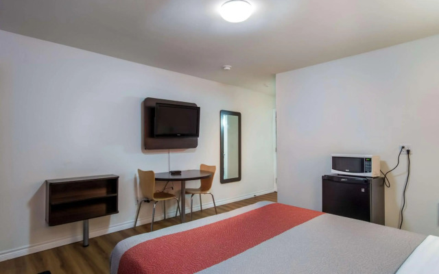 Motel 6 Sudbury, ON