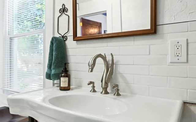 Periwinkle Perch - Home for 4