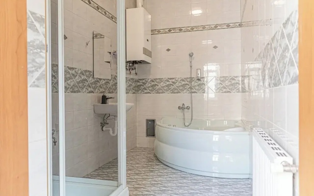 2BR Apartment Steps From AKH Center