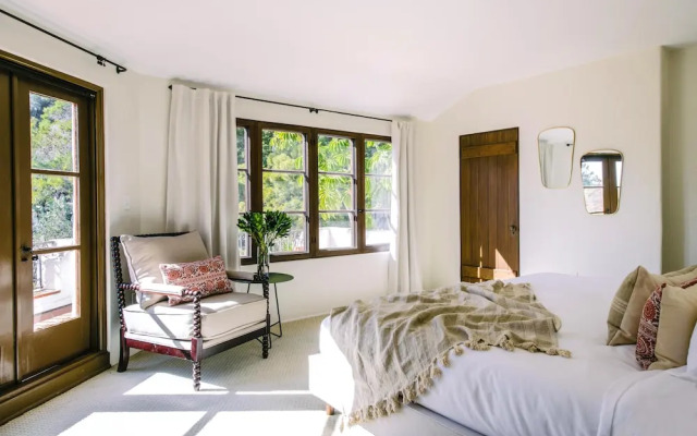 Frida by AvantStay | Sleeps 16! Prvt Estate w/ Tennis Ct & Mins to Beach!