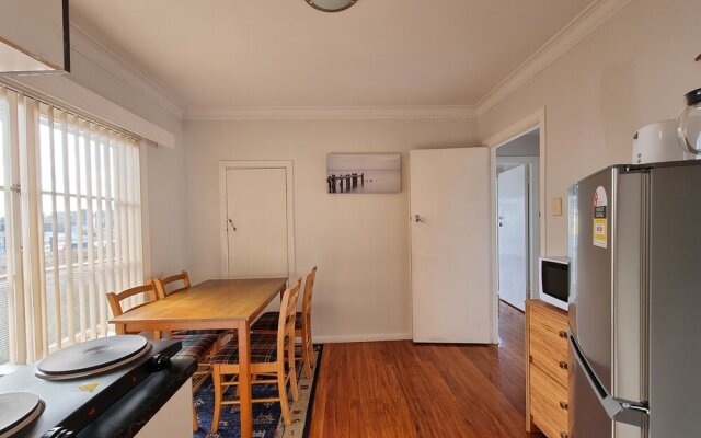 Cosy Unit by Airport - Heat Pump - WIFI
