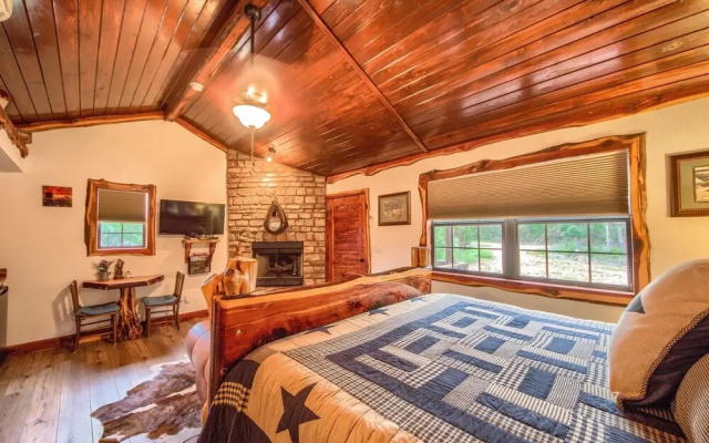 Cedar Bliss Star Studio Bedroom Cabin by Redawning