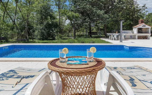 Large Holiday Home With Swimming Pool