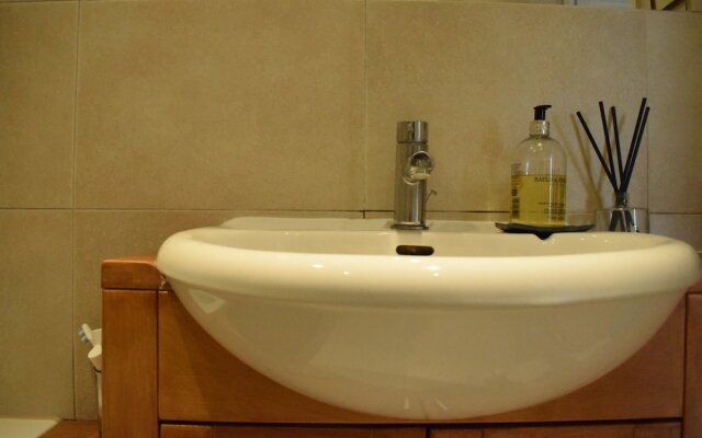 1 Bedroom Chelsea Flat With Balcony