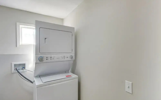 Stylish Home < 1 Mi to Dtwn Olathe: Dogs Welcome!