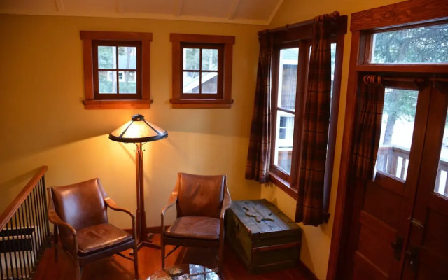 Johnston Canyon Lodge and Bungalows