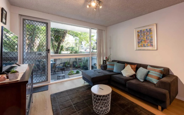 Beautiful 2-bed Unit in St Kilda West w/ Parking