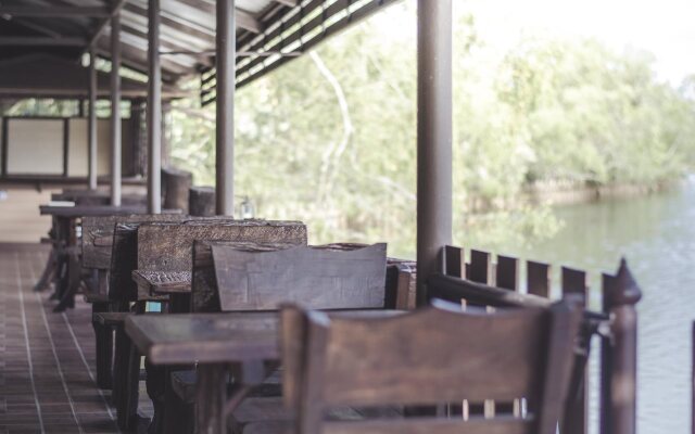 Pop Riverside Homestay