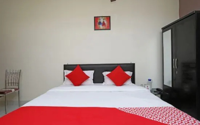 OYO 14505 Regal Stays