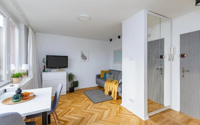 Super Apart Żelazna 83-85