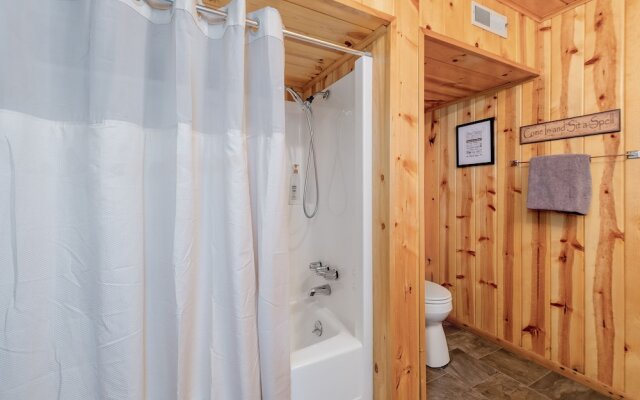 All About The Lake 4 Bedroom Home by NW Comfy Cabins by RedAwning