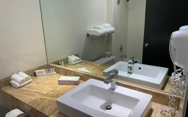 Coast Lonsdale Quay Hotel