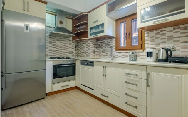 Apartment With Balcony Close to Taksim in Cihangir