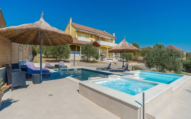 Magnificent Villa Mande With Pool, Vrana Lake