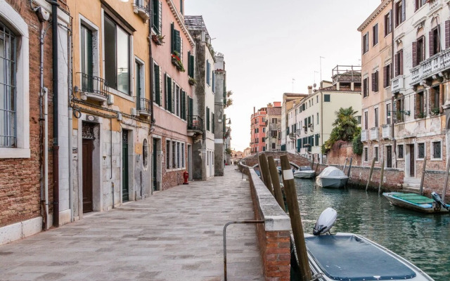 Red House close to Accademia Bridge