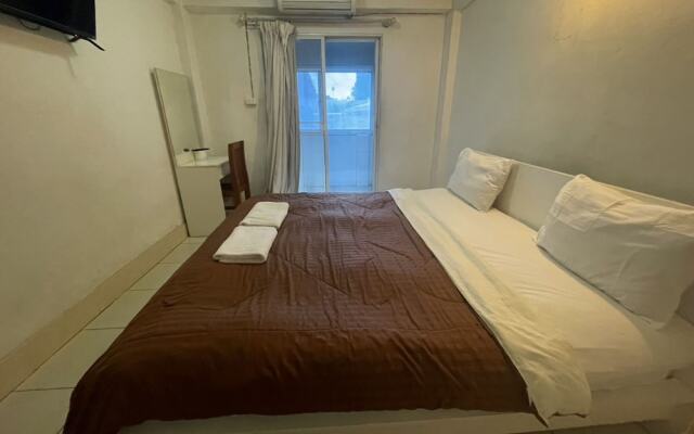 OYO 75494 President Apartment