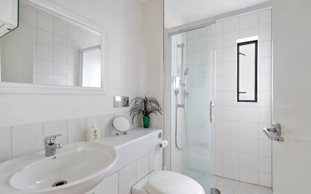 Stylish Central 2BR Apt nr Hospital