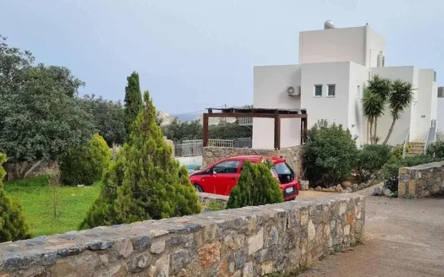 Plaka-sleeps4-parking-pool-hottub-seaviews