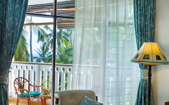 Travellers Beach Hotel & Club