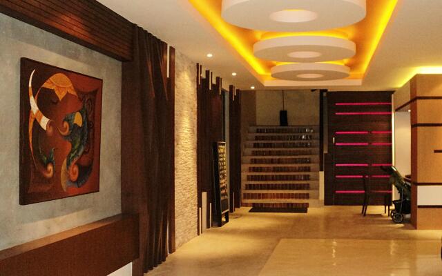 Iyara Beach Hotel & Plaza