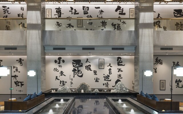 Le Moment City Resort Hotel