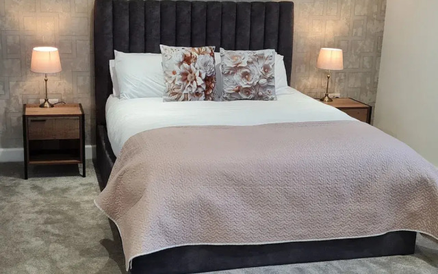 Central Guest Room - En-suite, Parking & Garden