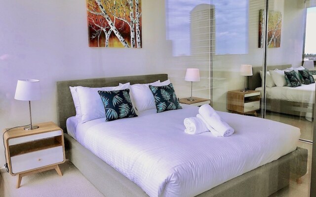 Brilliant Victoria Harbour Waterfront Apartment