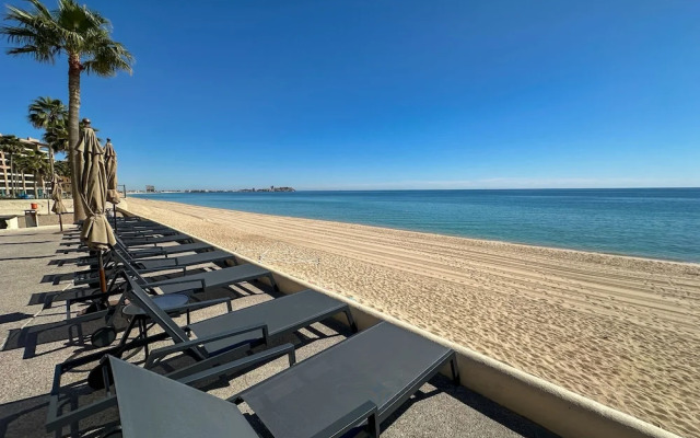 Steps to Sandy Beach Pool Renovated 2BR Condo