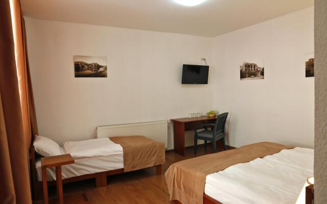 Club-2100 Hotel