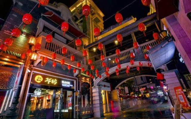 24° North Latitude Theme Hotel