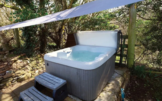 Merlins Cabin - 2 Bed - Blaen Cedi Farm