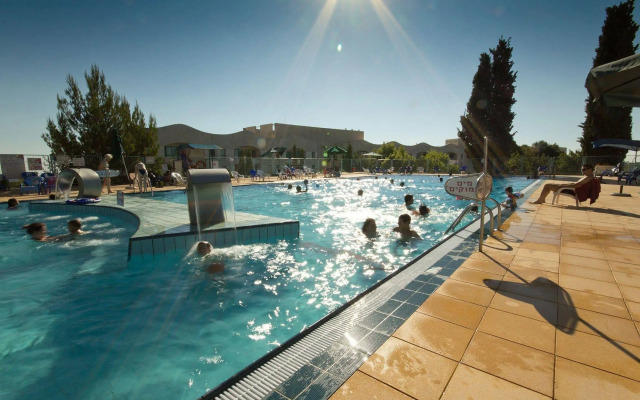 Shoresh Green Hills Family Suites Hotel