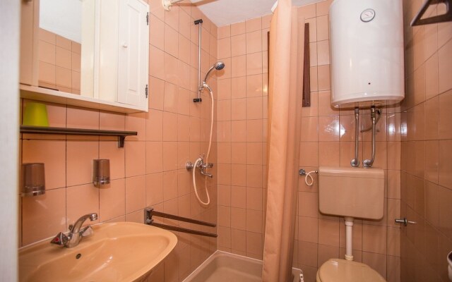 Apartments and rooms Anita