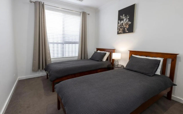 Cozy Getaway, King Bed with TV, NBN, Netflix, Nespresso