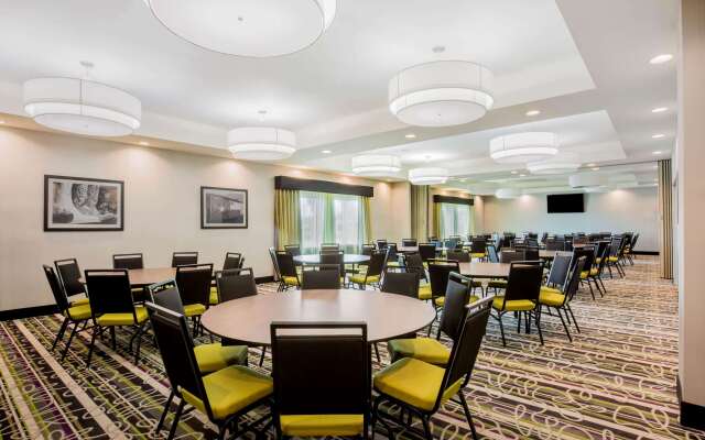 La Quinta Inn & Suites by Wyndham McAllen Convention Center