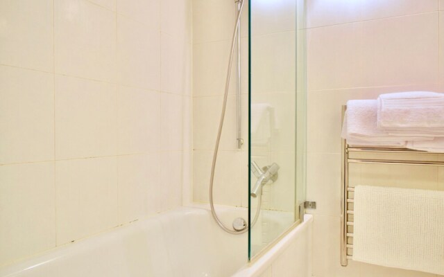 Elegant Mezzanine Studio Flat in Belsize Park