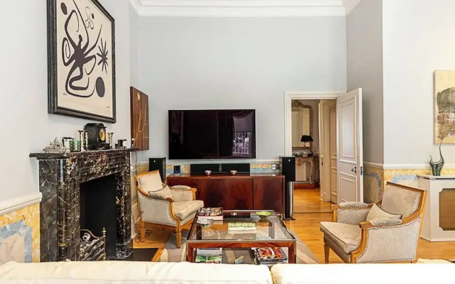 Elegant Two-bedroom Flat in Evelyn Gardens