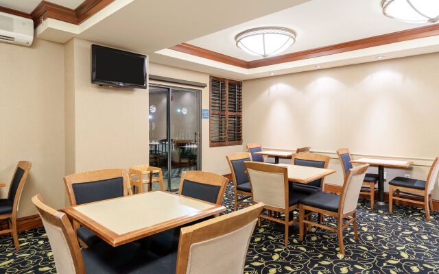 Comfort Inn & Suites Newark - Wilmington