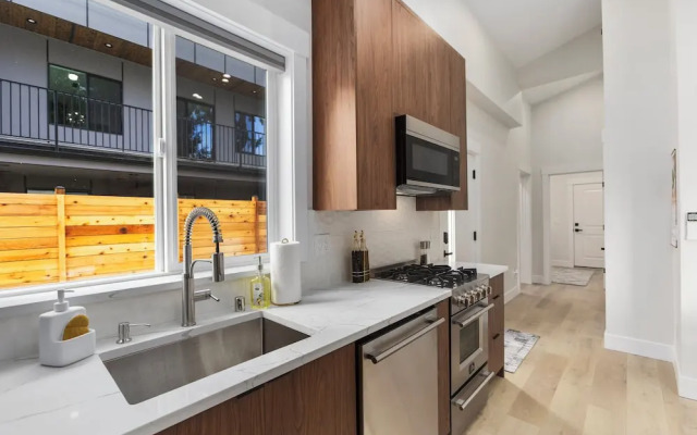 Modern 2-Bedroom Retreat in Seattle