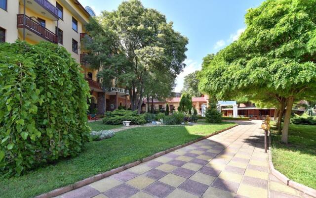 SG Estreya Palace