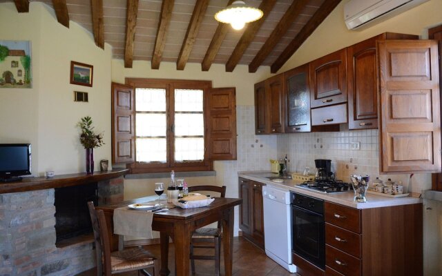 Cozy Holiday Home in Castiglion Fiorentino with Jacuzzi