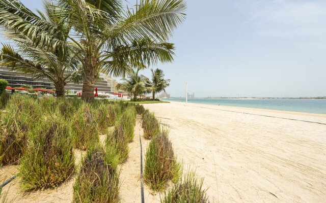 Spacious beachfront 2 bedroom apartment