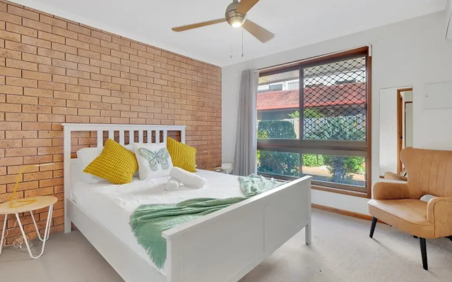 Tranquil 2-bed Townhouse Close to Beach
