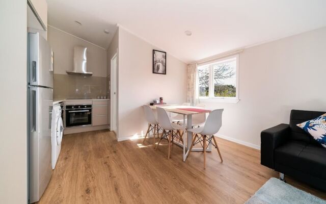 Takapuna Central Spacious & New Home 3