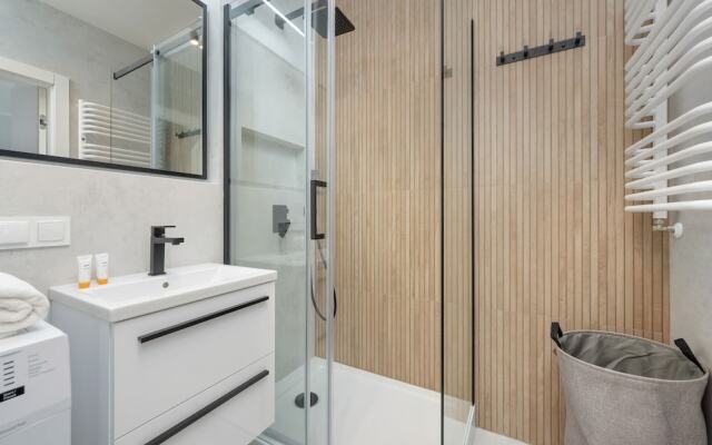 Pleasant Decor & Parking by Renters